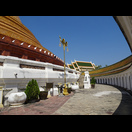 Der Wandelgang (Phra Rabiang), der den Fuß des Chedi umgibt